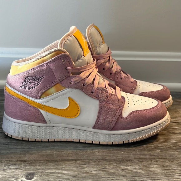 Jordan 1 Mid - Picture 1 of 6